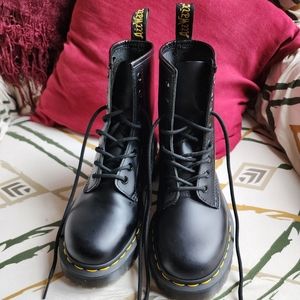 1460 WOMEN'S SMOOTH LEATHER LACE UP BOOTS
